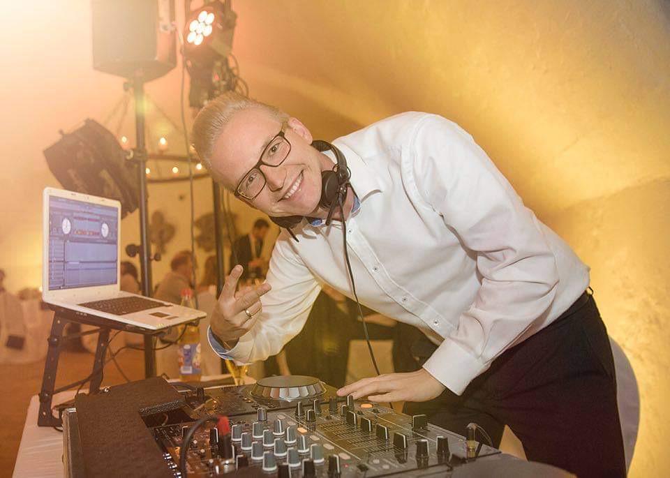 DJ Appel T beim Auflegen
